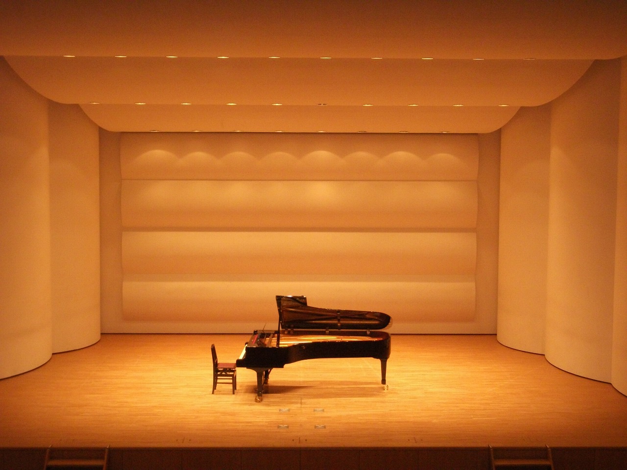 明石市制95周年記念事業「反響板のあるホールの舞台でピアノを弾こう！」※事前申込制。申込は締め切りました